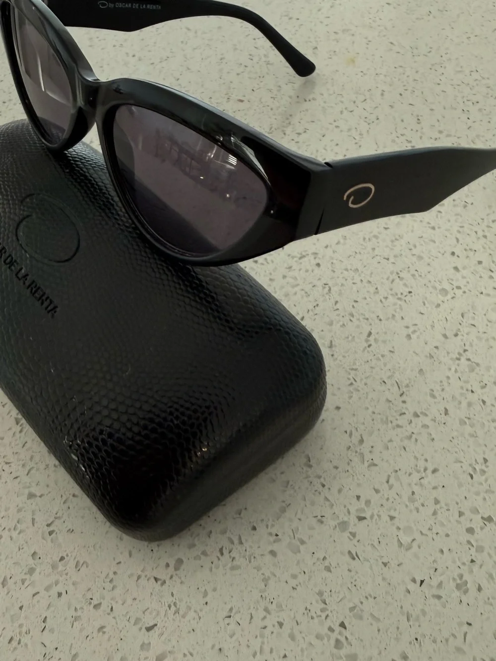 Oscar de la Renta Black Cat-Eye Sunglasses with Dark Lenses